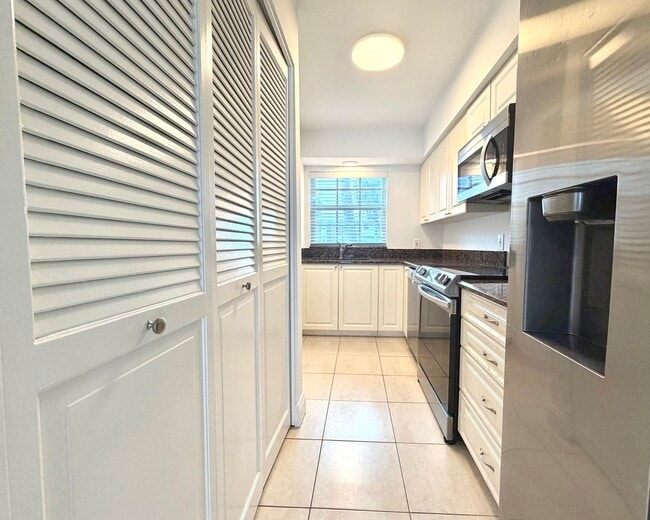 Building Photo - 413 N Cypress Dr