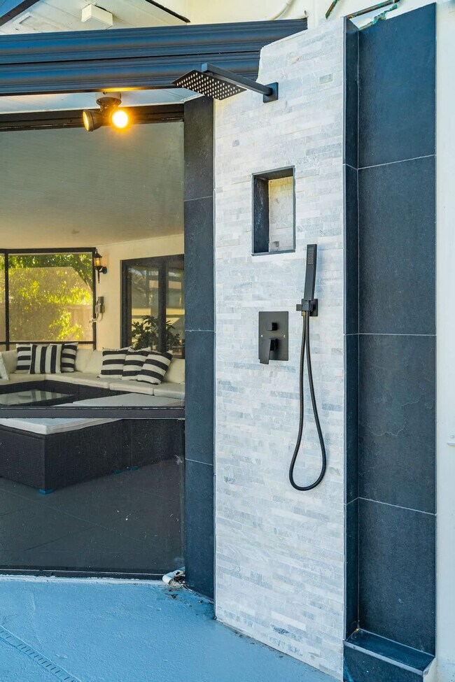 Building Photo - 704 NE 2nd St