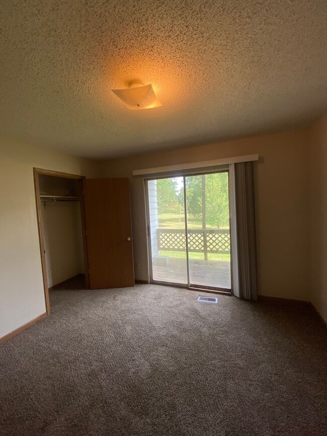 Building Photo - Lower Level 2 Bedroom Apartment for Rent!