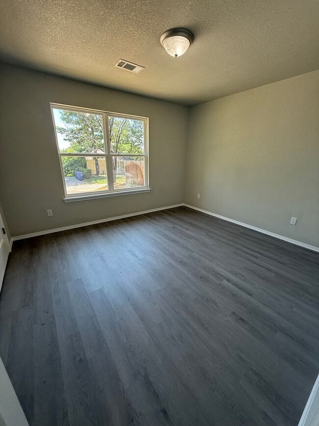 Building Photo - 2109 Birnie Ave