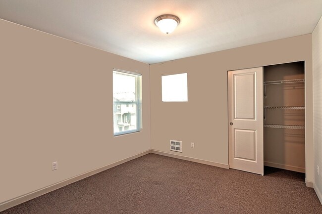 Building Photo - Spacious Townhome - 2 Primary Bedroom Suites
