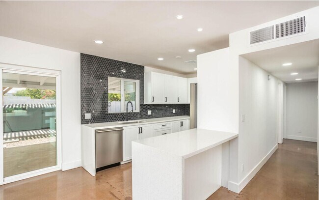 Building Photo - New Rental Price: $2,700 per month (utilities included). Special Conditions: Immediate move-in on...