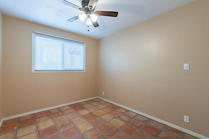 Building Photo - 1025 W 12th Pl