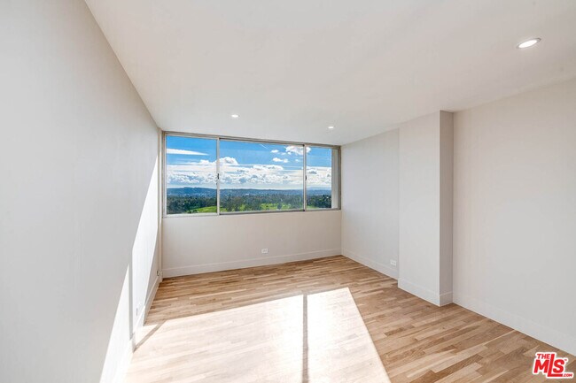 Building Photo - 2222 Ave of the Stars