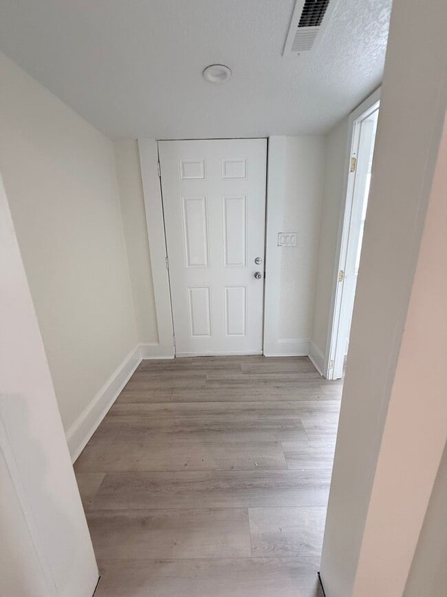 Building Photo - Gorgeous Four Bedroom Completed Upgraded