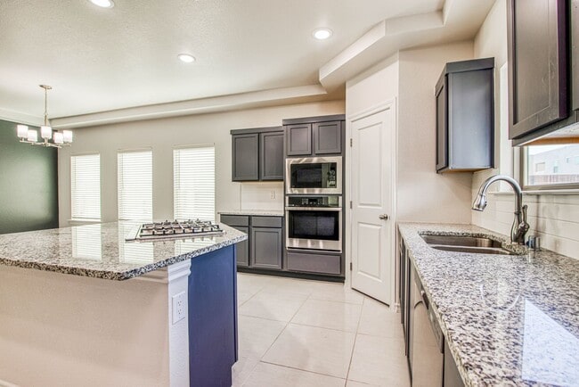 Building Photo - Beautiful  House 3 beds/3 baths. This Prop...