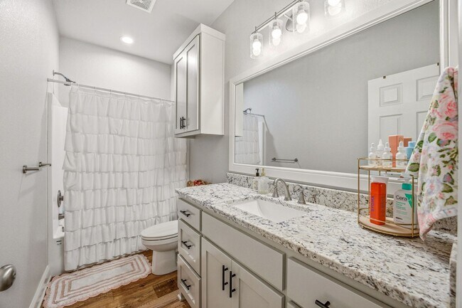 Building Photo - 191 Davis Ave