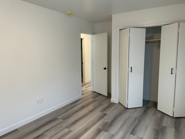 Building Photo - 1206 W Columbia Ave