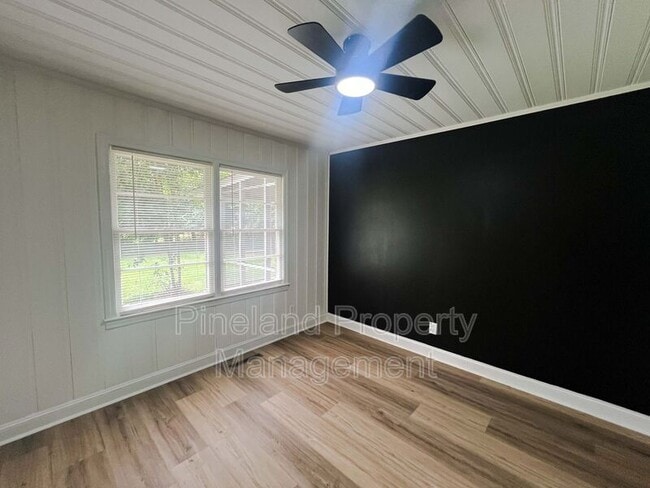 Building Photo - 1009 Martindale Dr