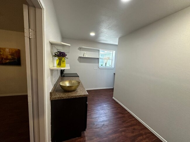 Building Photo - 2-BEDROOM *ALL UTILITIES INCLUDED*