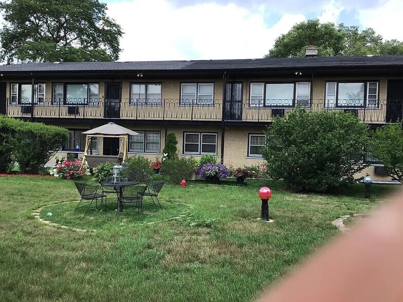 Building Photo - 7043 S East End Ave