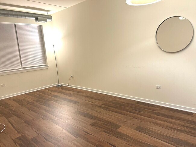 Building Photo - 873 N Larrabee St