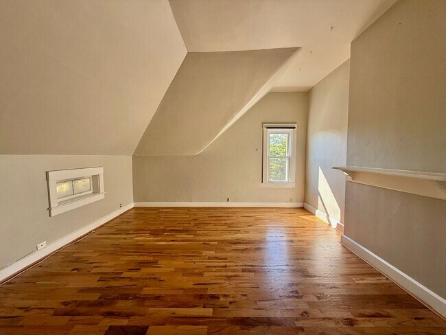 Building Photo - 30 Conklin St