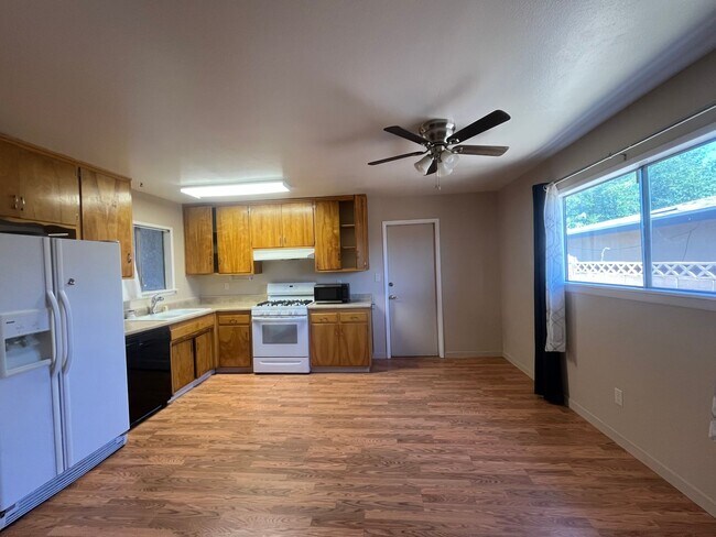 Building Photo - Spacious 3-Bedroom, 2-Bath Home – 1,510 Sq. Ft.