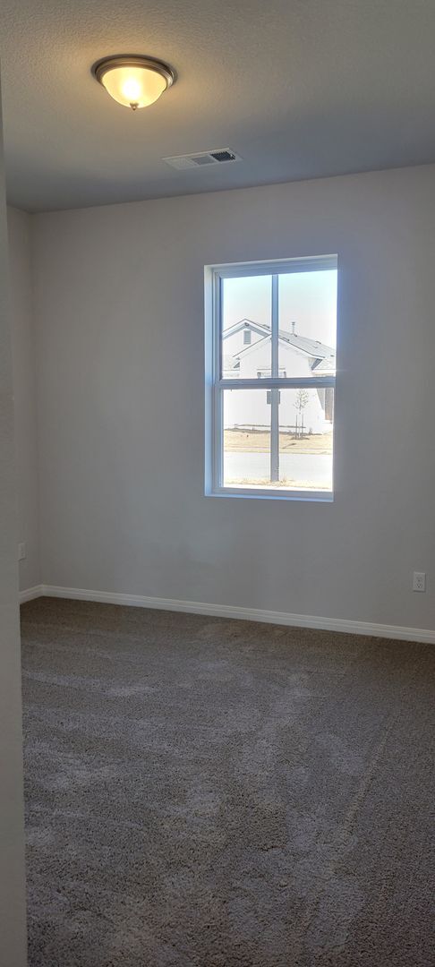 Building Photo - Open Floor Plan, Close to Shopping, Fenced...