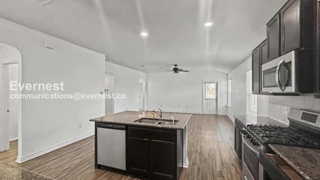 Building Photo - PROMO: Get 50% off the first month’s rent when you sign the lease today! / 3 Bed/2 Bath Home with...