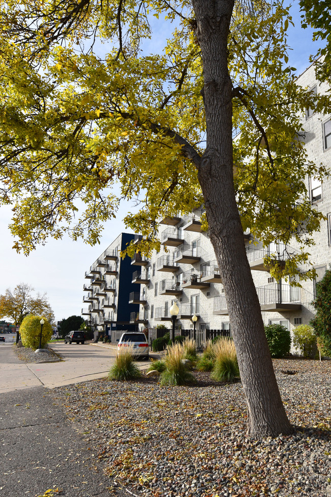 Exterior - Knollwood Towers East Apartments