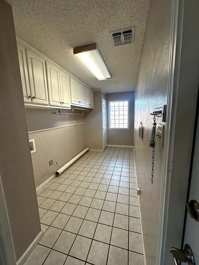 Building Photo - 3009 Bonham Ave