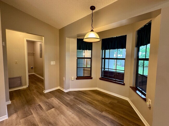 Building Photo - Fantastic 3/2 Sorrento Home with HOA!