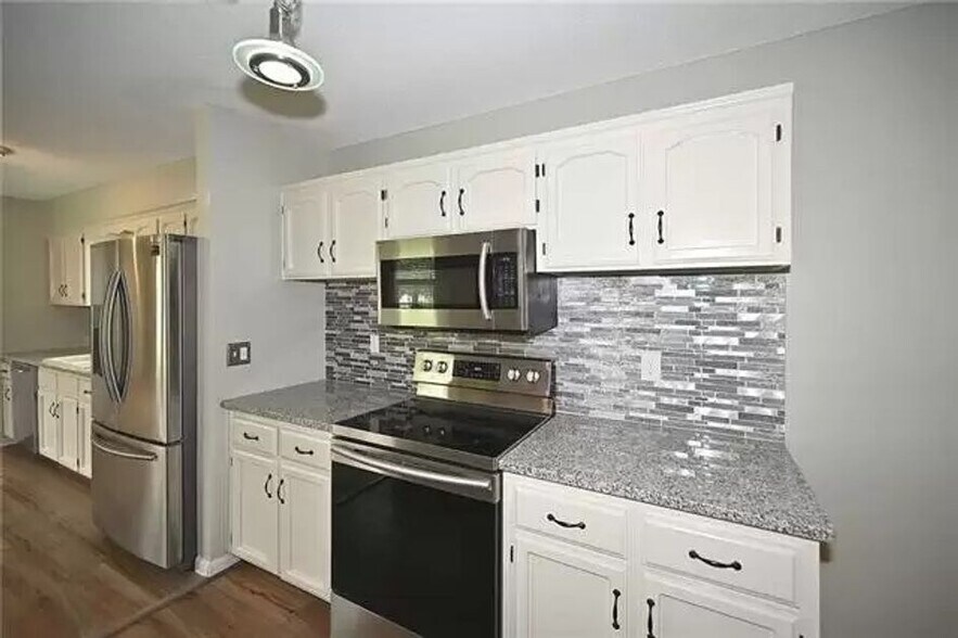 Building Photo - 1102 Hampton Dr