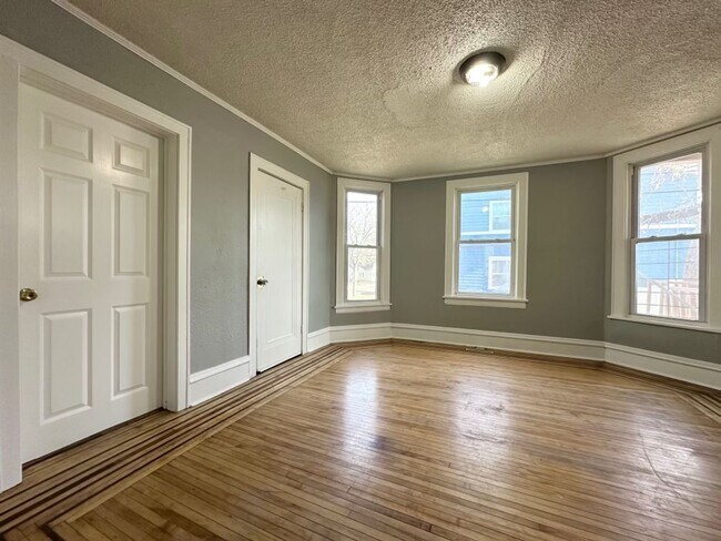 Building Photo - Great 3 bedroom duplex in Minneapolis!