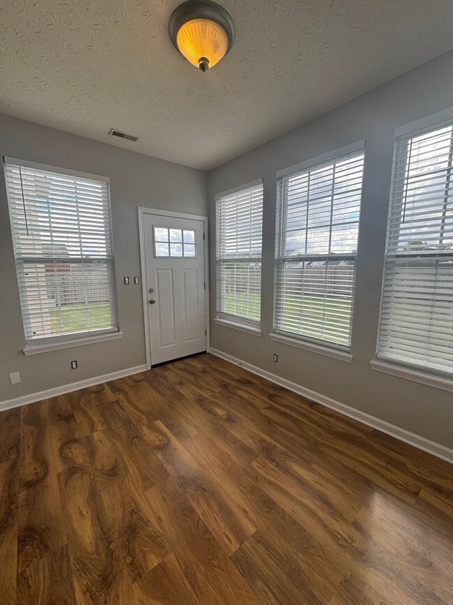Building Photo - Three Bedroom Home with Fenced in Yard!