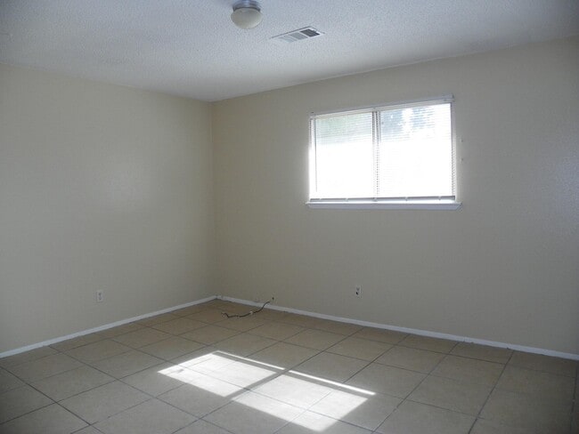 Building Photo - 11408 Lexington Ave NE