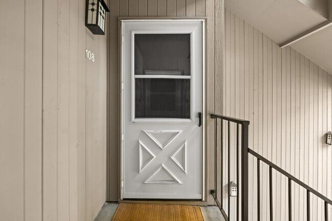 Building Photo - Stylish Lake Oswego 1 Bedroom Condo with Loft — Walk to Shops & Parks