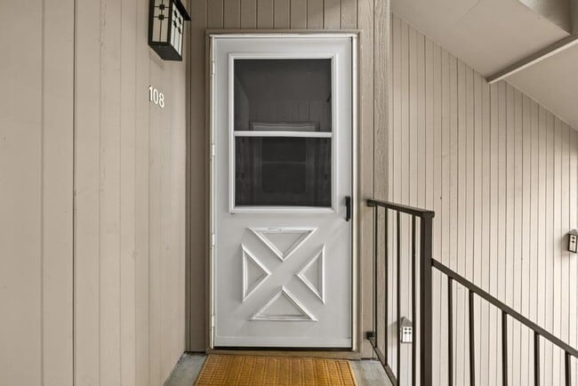 Building Photo - Stylish Lake Oswego Condo with Loft — Walk...