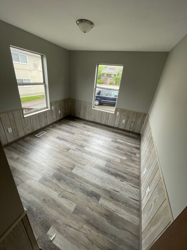 Building Photo - OSU North Campus 5 bedroom 2 bath apartment