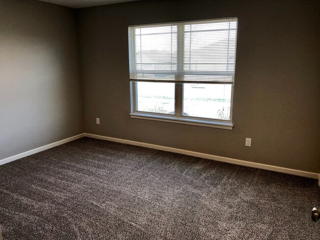 Building Photo - Newer 2 Bed 2 Car Single Level Attached Vi...