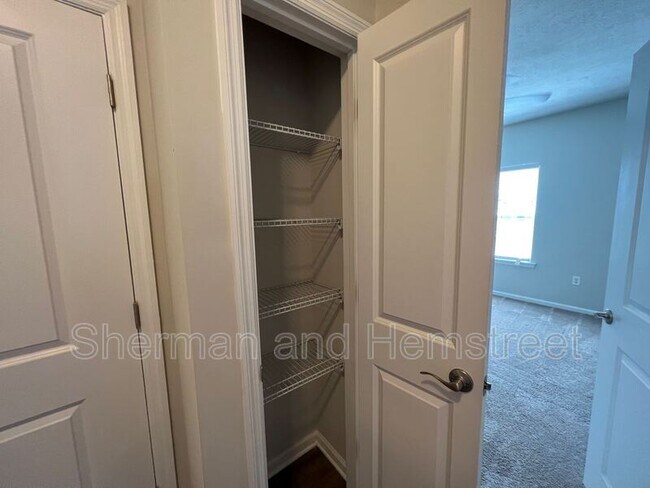 Building Photo - 661 Dobhill Ln