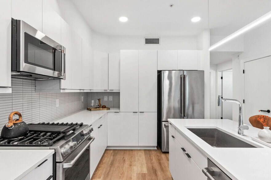 Building Photo - 346 Peters St SW