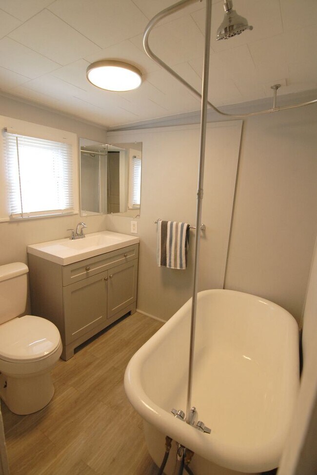 Building Photo - APPLICATIONS PENDING! Charming blue renova...