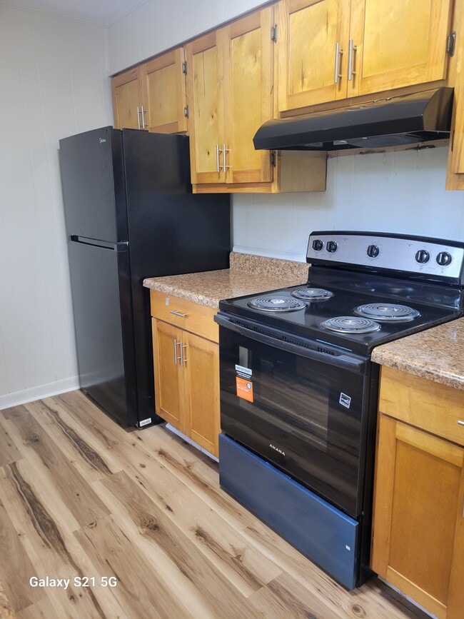 Building Photo - 214 Lakeshire Dr