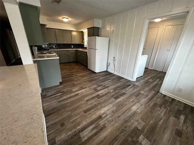 Building Photo - 318 Melton St