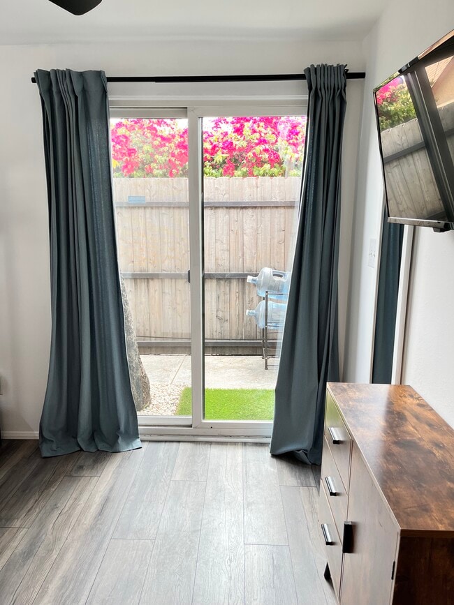 Building Photo - 1170 Esperanza St