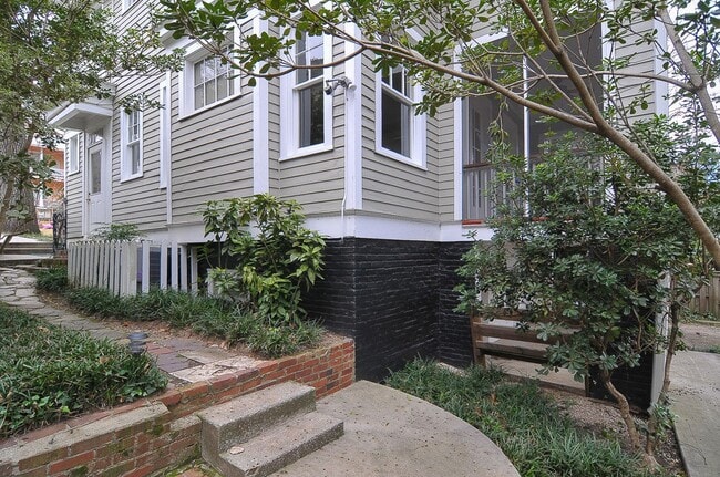Building Photo - 1012 1/2 Laurens Street