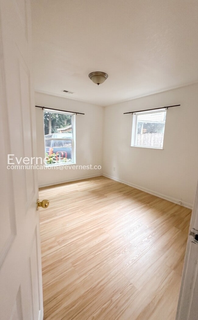 Building Photo - 2-Bed/2-Bath Charming Home with Fenced Yard/Available Now!