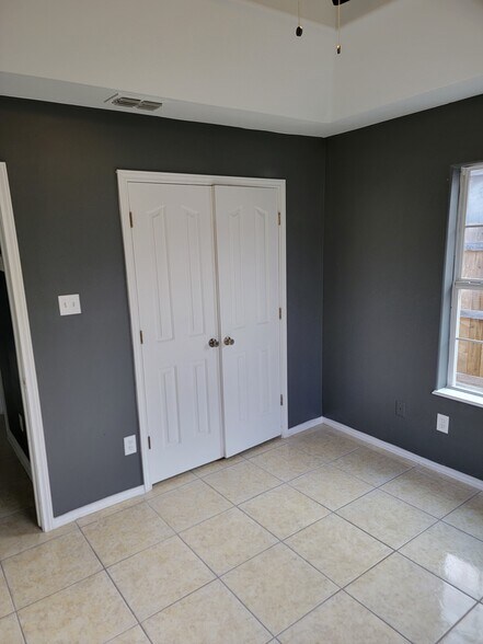 Building Photo - 610 W Blue Jay Ave