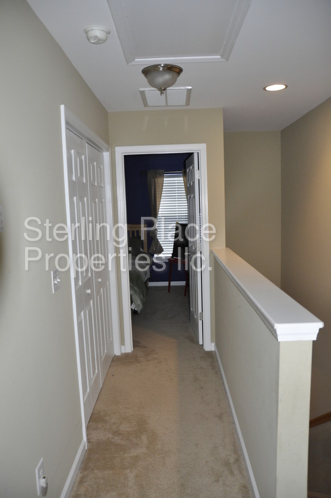 Building Photo - Lovely Townhome in Gated Community