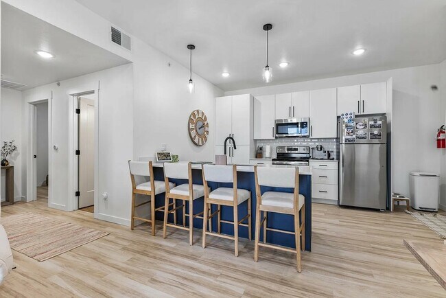 Building Photo - 3131 Fleur Dr