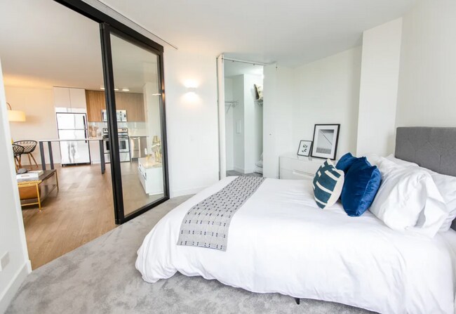 Building Photo - 2645 N Clark St