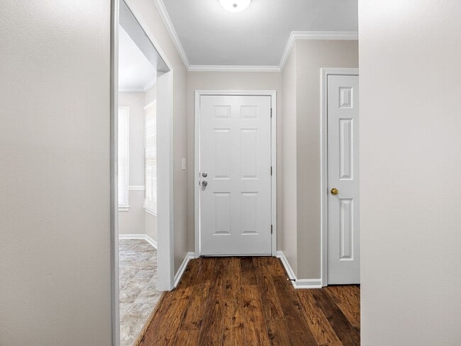 Building Photo - Cozy 3 Bedroom, 2.5 Bath Home with 2 Car G...