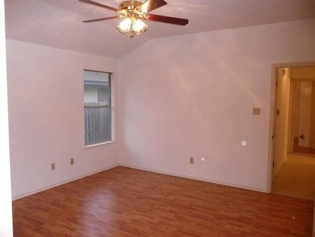 Building Photo - 734 Latteridge Dr