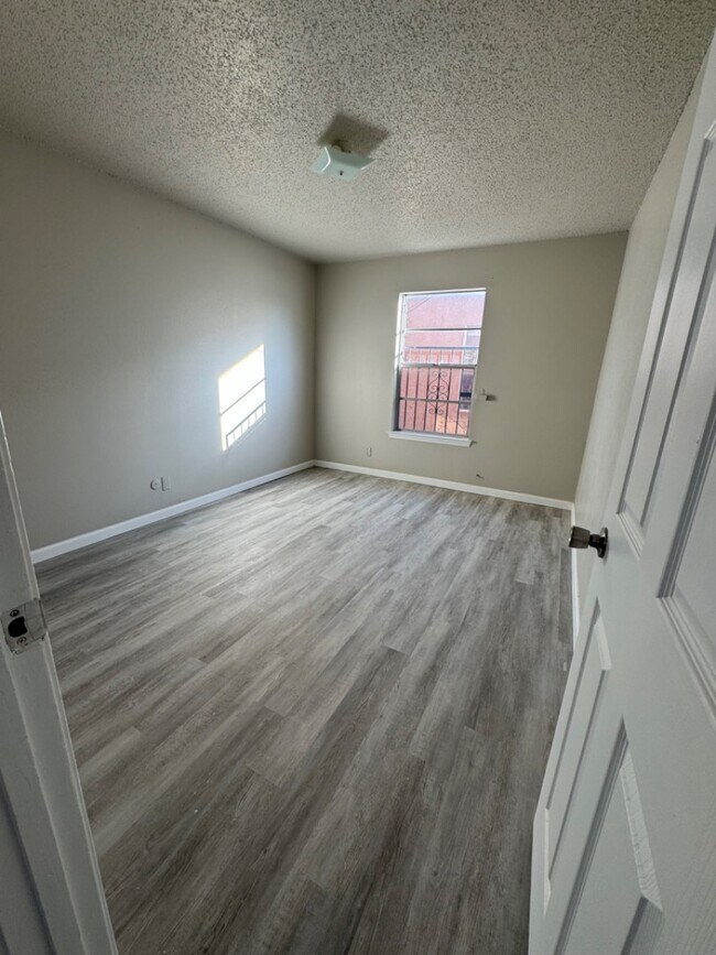 Building Photo - 912 San Pedro Dr SE