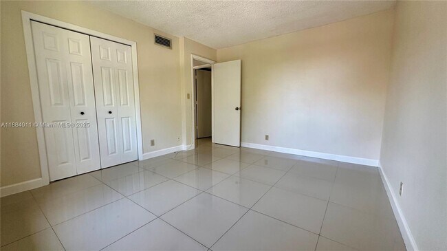Building Photo - 16210 Laurel Dr