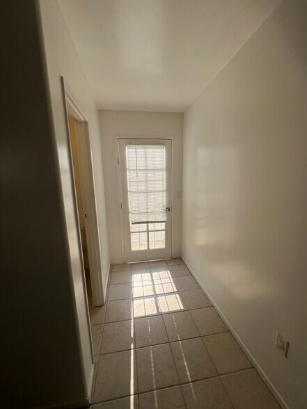 Entry way - 122 E Quintard St