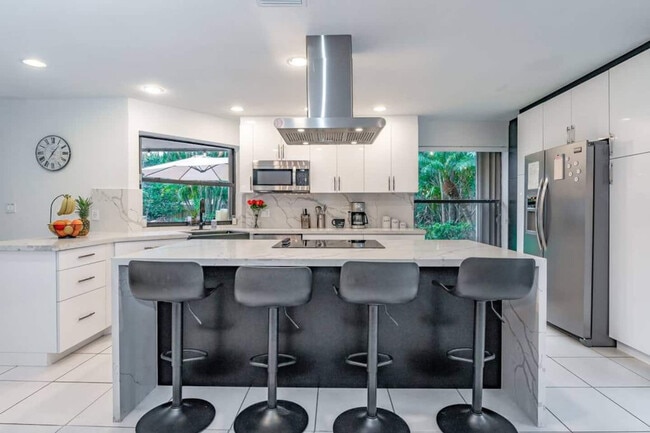 Building Photo - 830 SW 14th Ct