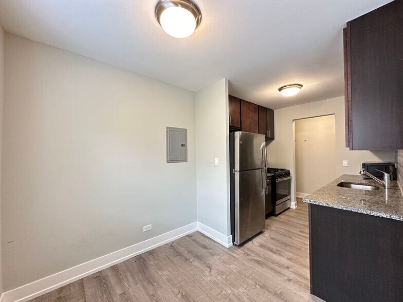Building Photo - 533 W Surf St